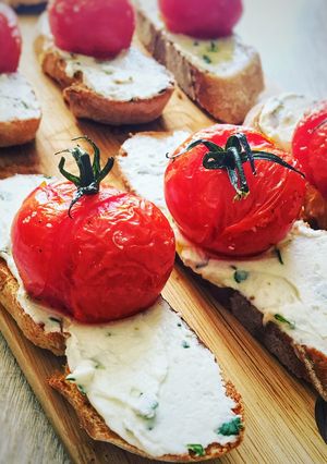 Une photo de Tartines aux fromages frais basilic & tomates