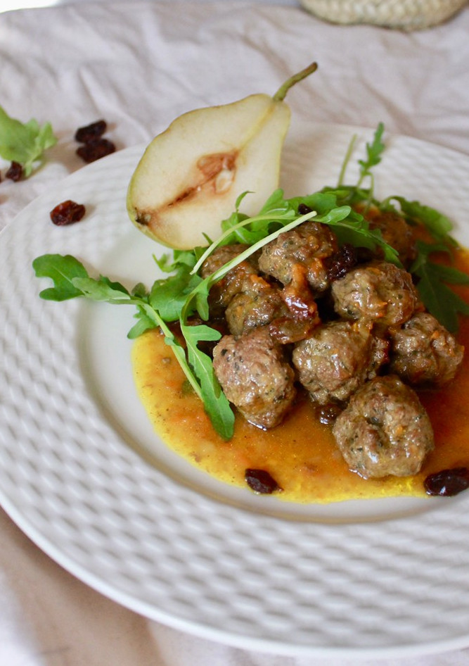 Una foto de Albóndigas con pera y curry