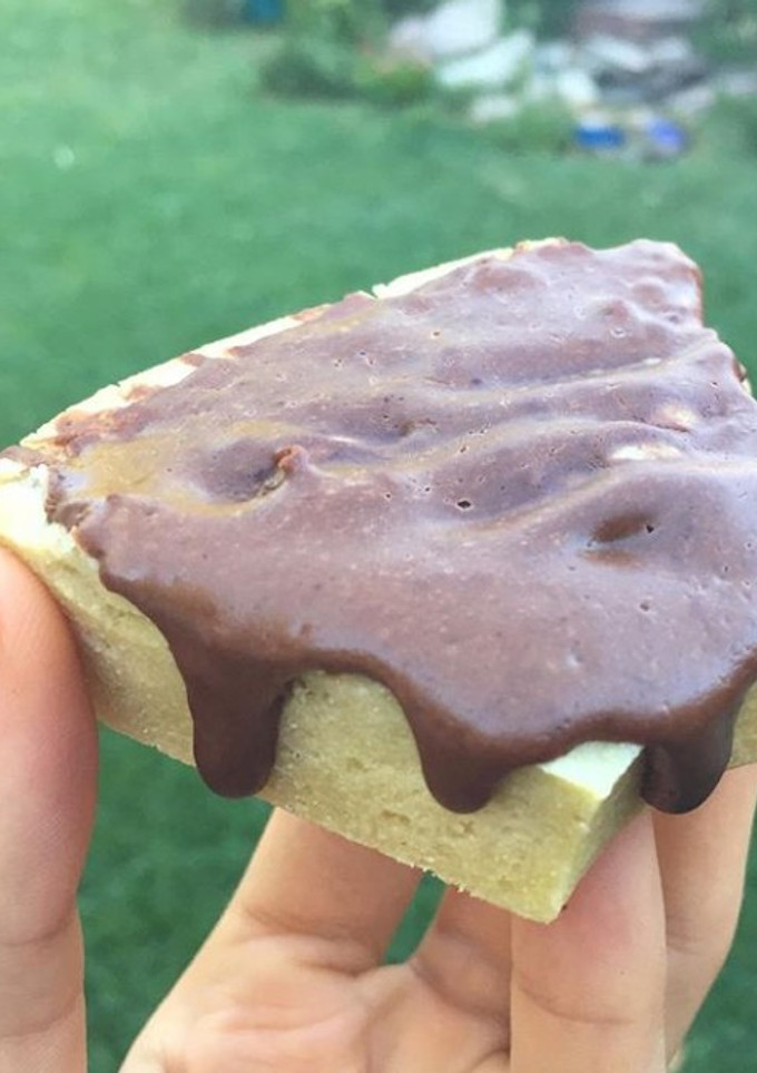 Una foto de Budín de Pera con cobertura de chocolate proteica