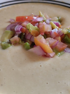 Una foto de Salsa cremosa de garbanzos y zanahoria con pico de gallo😋🥑🧆🥙