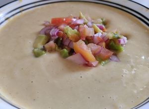 Una foto de Salsa cremosa de garbanzos y zanahoria con pico de gallo😋🥑🧆🥙
