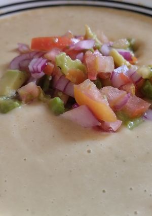 Una foto de Salsa cremosa de garbanzos y zanahoria con pico de gallo😋🥑🧆🥙