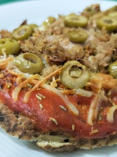 Una foto de Pan naan estilo pizza con cebolla y atún en airfryer