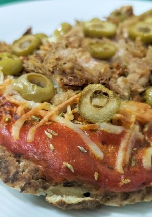 Una foto de Pan naan estilo pizza con cebolla y atún en airfryer
