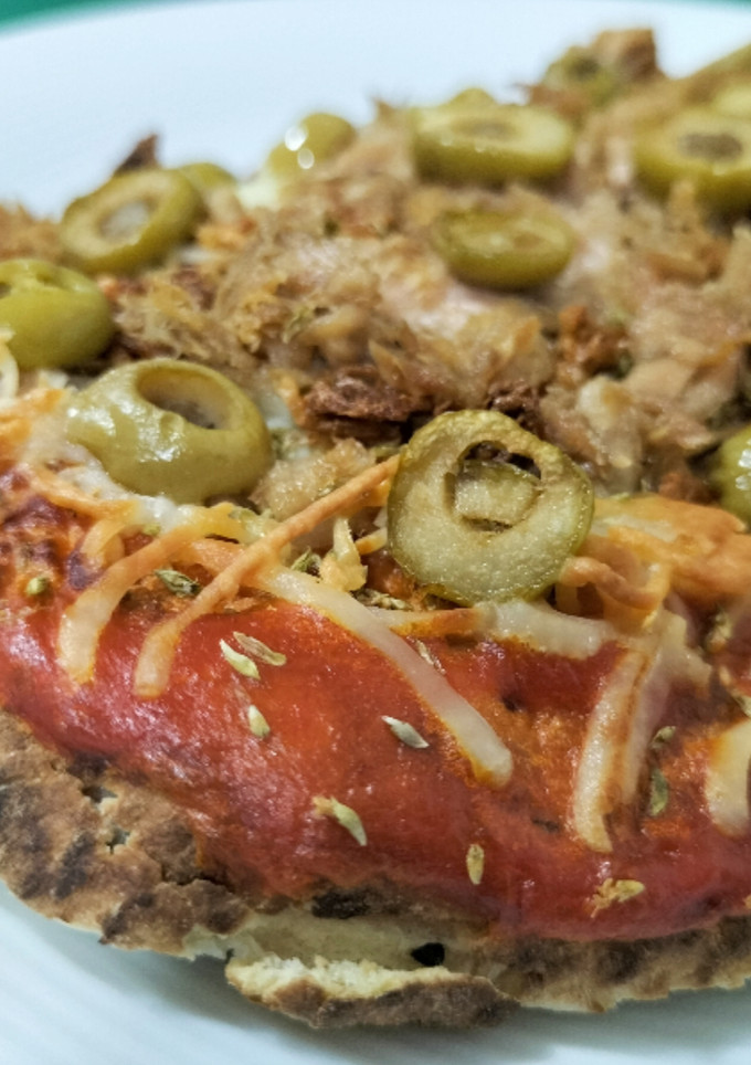 Una foto de Pan naan estilo pizza con cebolla y atún en airfryer