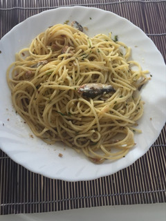 Una foto de Espaguetis con ajo y sardinas