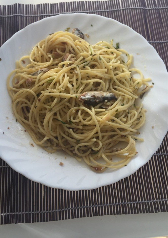 Una foto de Espaguetis con ajo y sardinas