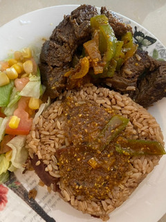 Una foto de Churrasco en salsa criolla, arroz con consomé y ensalada