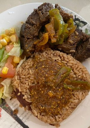 Una foto de Churrasco en salsa criolla, arroz con consomé y ensalada