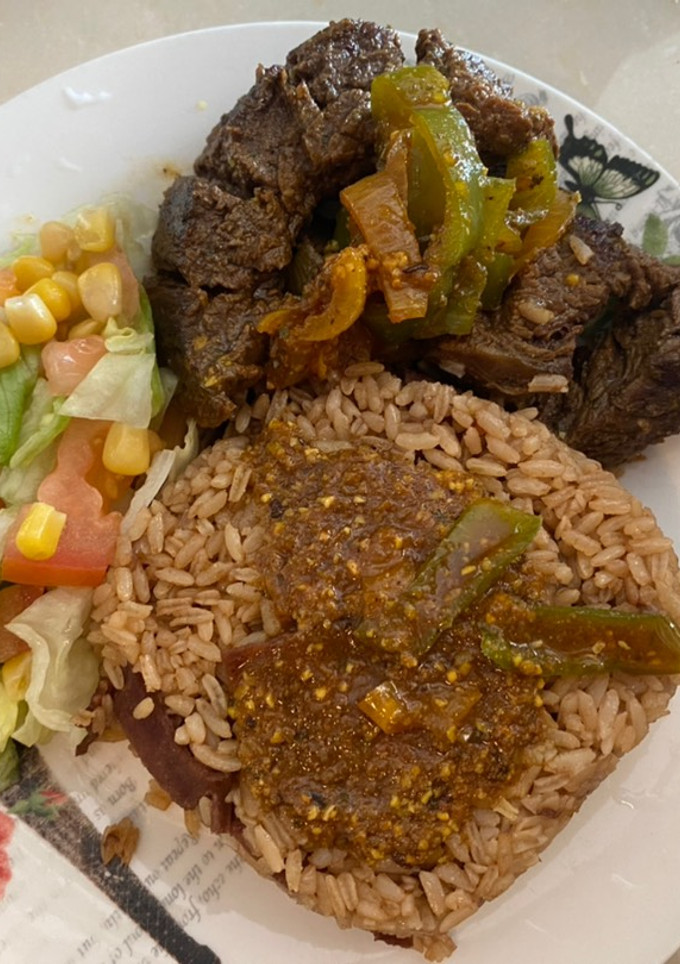 Una foto de Churrasco en salsa criolla, arroz con consomé y ensalada