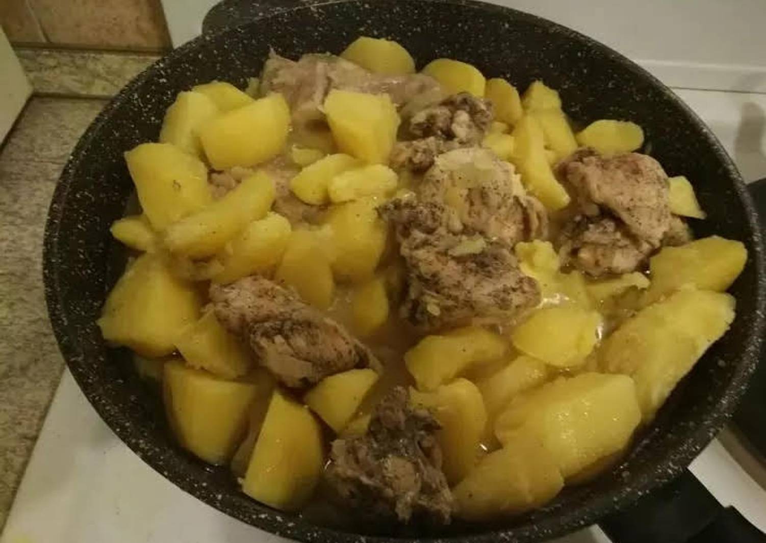 Тушёная картошка с курицей в сковороде