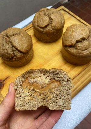 Una foto de Muffins de banana rellenos de mantequilla de maní