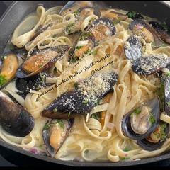 A picture of Creamy Garlic Butter Shell Mussels.