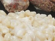 Una foto de macarrones con queso y carne