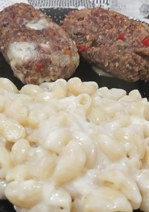 Una foto de Carne rellena con macarrones con queso