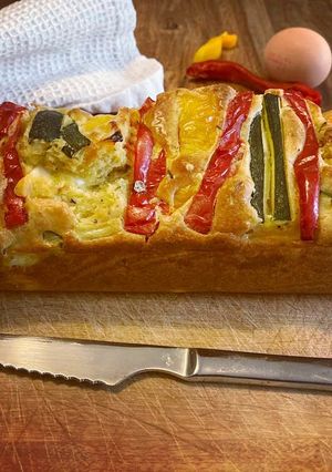 Une photo de Cake salé poivrons courgette et feta !