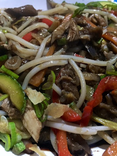 Una foto de Chow mein de pollo