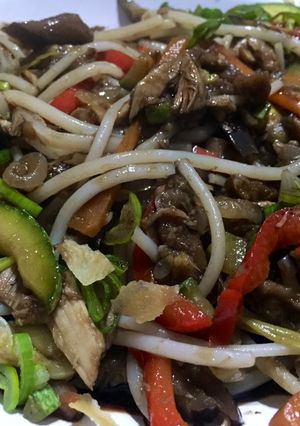 Una foto de Chow mein de pollo