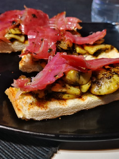 Una foto de Bocaditos de champis con jamón