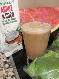 Una foto de Batido de espinacas, sandía y bebida vegetal