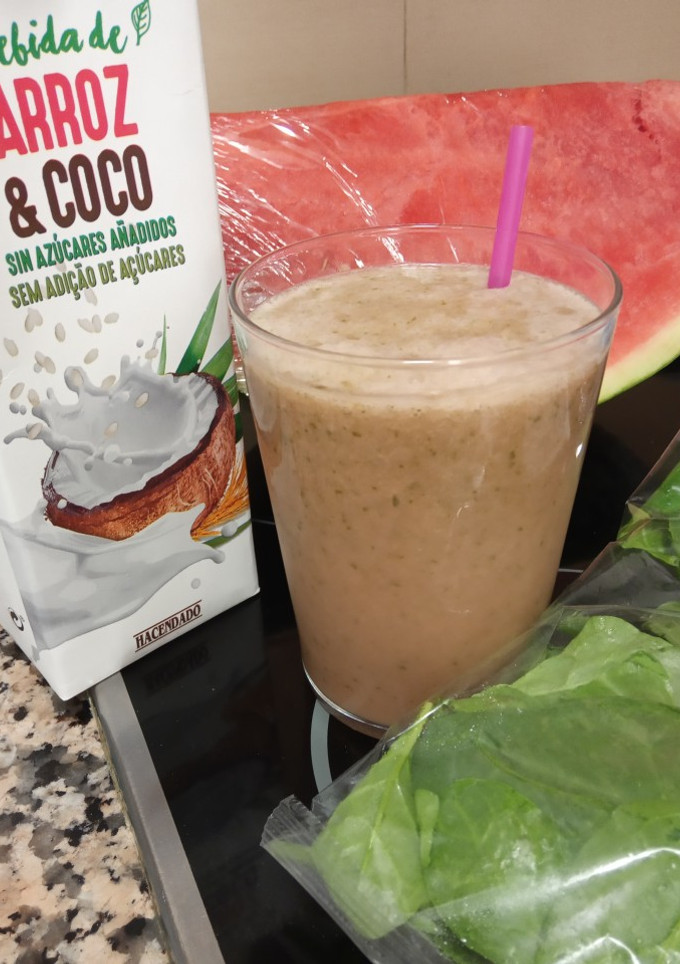 Una foto de Batido de espinacas, sandía y bebida vegetal