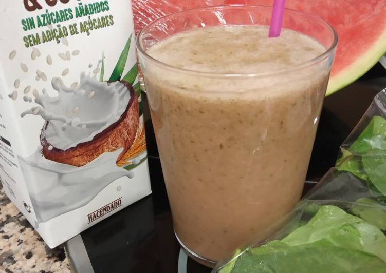 Batido de espinacas, sandía y bebida vegetal