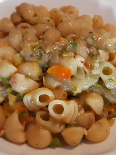 Una foto de Pasta cremosa con verduras y atún