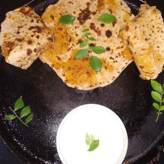A picture of Cabbage & bottle gourd stuffed parathas.