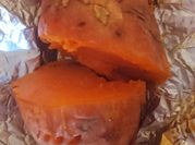 Una foto de batata al horno papel aluminio