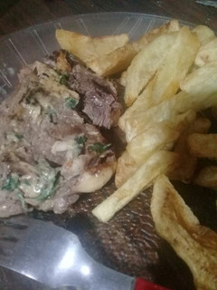 Una foto de Bife de chorizo con salsa de verdeo y papas fritas