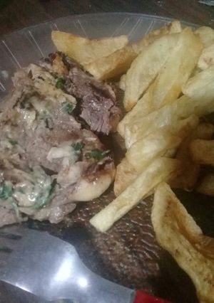 Una foto de Bife de chorizo con salsa de verdeo y papas fritas