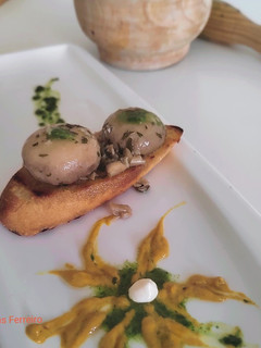 Una foto de Pincho de champiñones en salsa verde