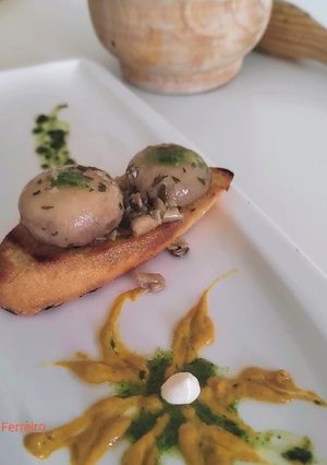 Una foto de Pincho de champiñones en salsa verde