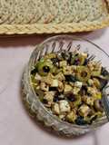 Botana de queso panela con aceitunas y tomates deshidratados