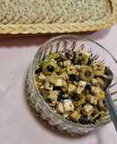 Botana de queso panela con aceitunas y tomates deshidratados
