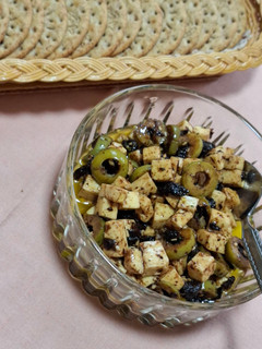 Una foto de Botana de queso panela con aceitunas y tomates deshidratados