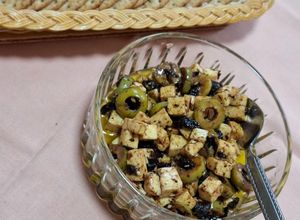 Una foto de Botana de queso panela con aceitunas y tomates deshidratados
