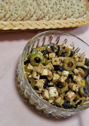 Una foto de Botana de queso panela con aceitunas y tomates deshidratados