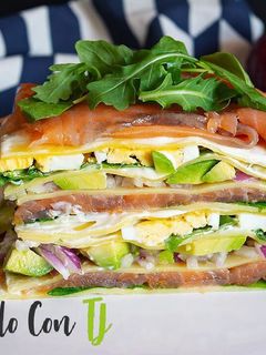Una foto de Lasaña fría de salmón y aguacate