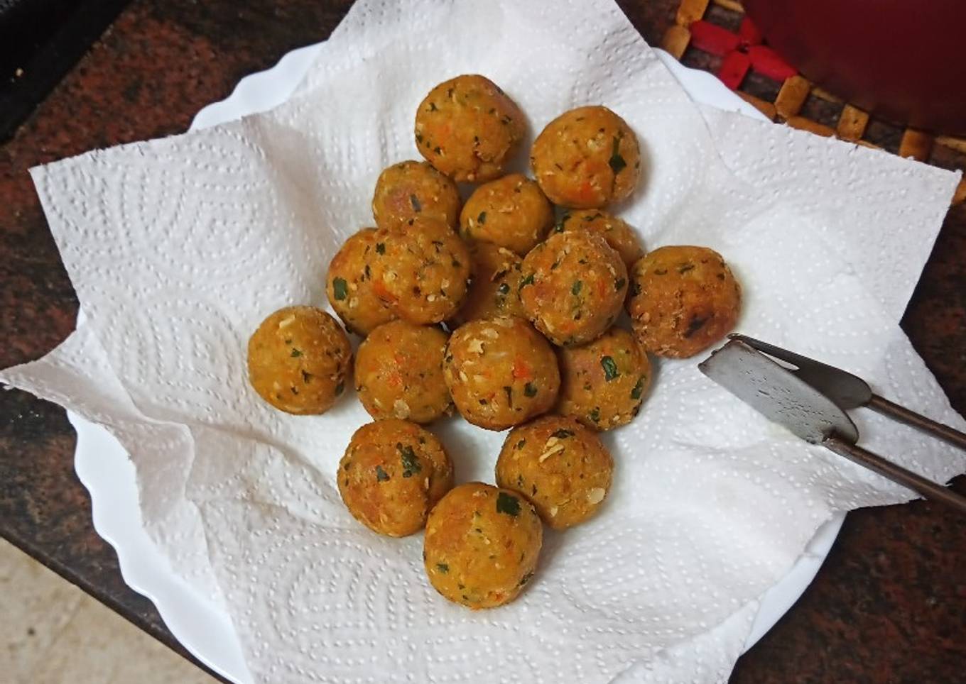 Albóndigas de pollo, zanahoria cocida y pan rallado