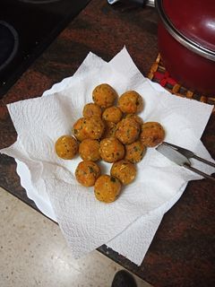 Una foto de Albóndigas de pollo, zanahoria cocida y pan rallado