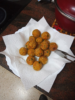 Una foto de Albóndigas de pollo, zanahoria cocida y pan rallado