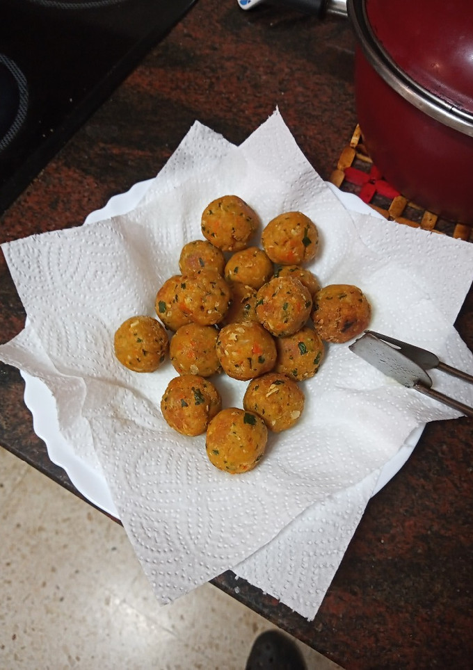 Una foto de Albóndigas de pollo, zanahoria cocida y pan rallado