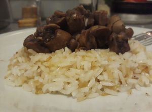 Una foto de Riñones al vino blanco con arroz y cebolla acaramelada