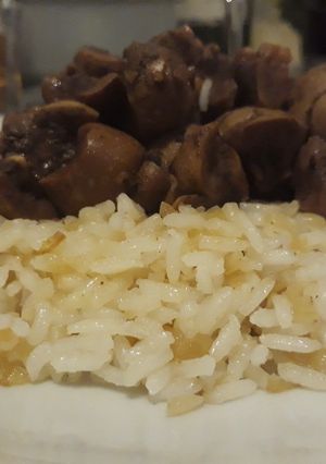 Una foto de Riñones al vino blanco con arroz y cebolla acaramelada