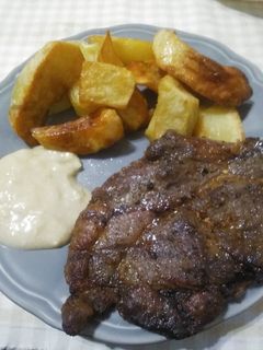 O poză a rețetei Ceafă la grătar cu cartofi la disc și mujdei cu muștar.