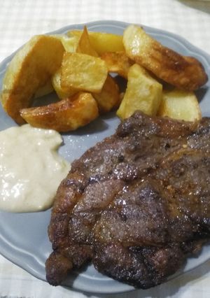 O poză a rețetei Ceafă la grătar cu cartofi la disc și mujdei cu muștar.