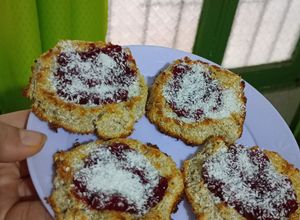 Una foto de Pepas de Banana y Coco con Mermelada de Frutilla Casera