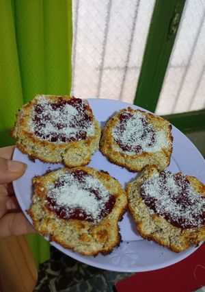 Una foto de Pepas de Banana y Coco con Mermelada de Frutilla Casera