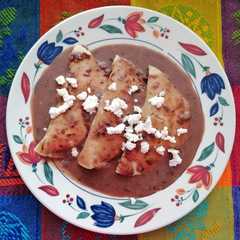 Una foto de Enfrijoladas rellenas de requesón